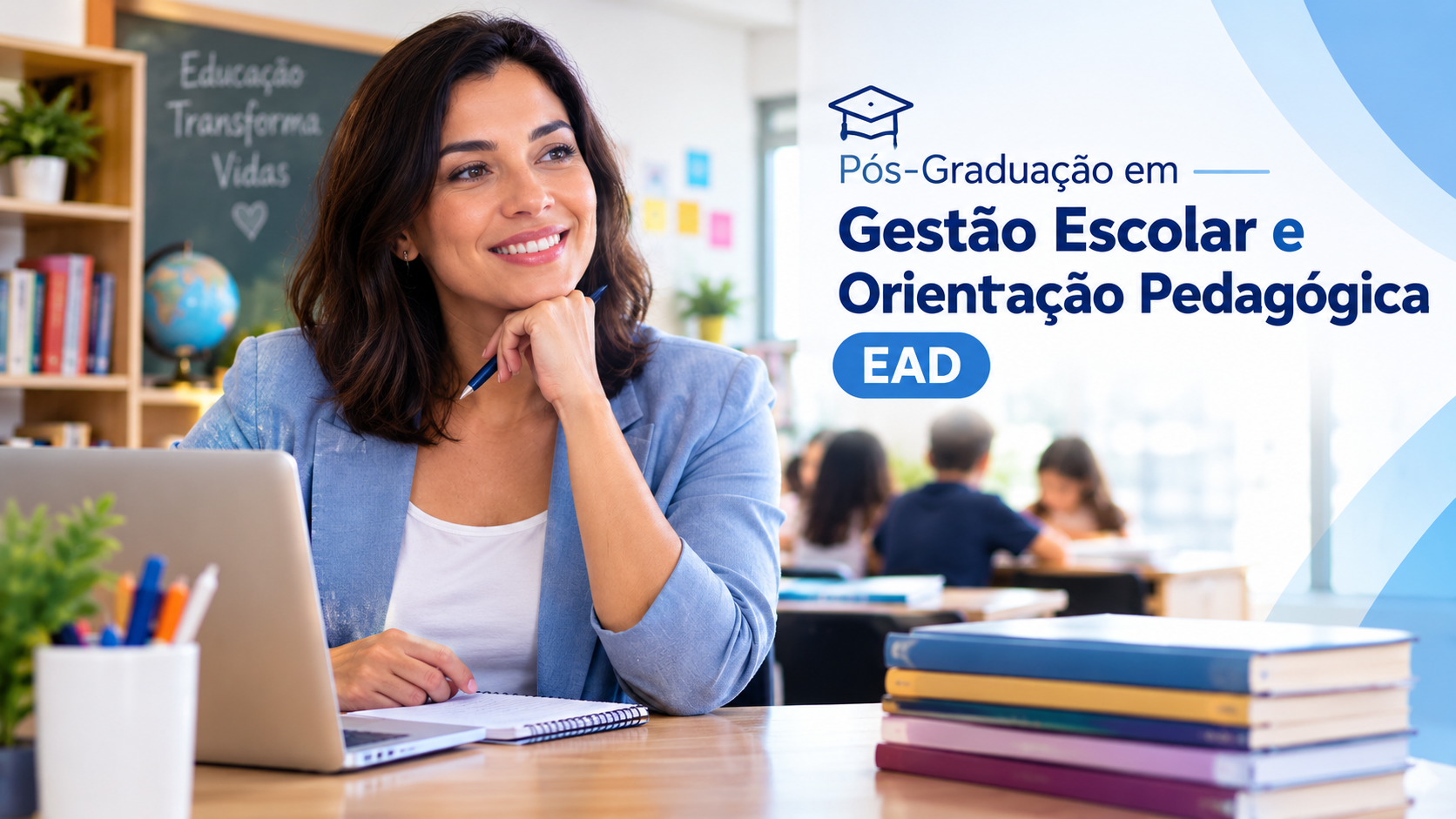 Professora sorri em sala de aula, destaque para Pós-Graduação em Gestão Escolar e Orientação Pedagógica EAD.