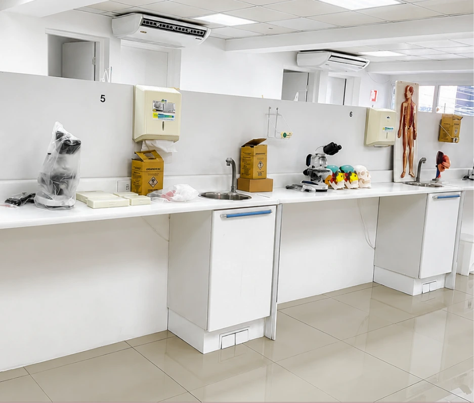 Bancadas do laboratório de ciências