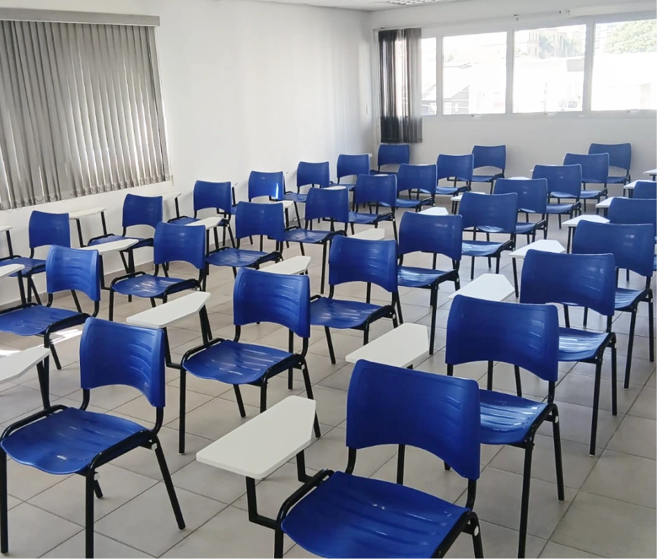 Sala de aula com carteiras azuis