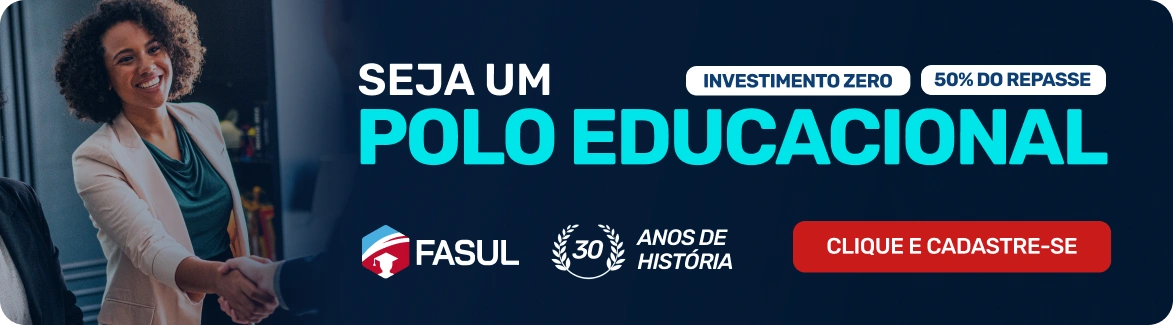 Mulher sorrindo ao apertar a mão de outra pessoa em campanha para abrir um polo educacional FASUL, com investimento zero e 50% de repasse