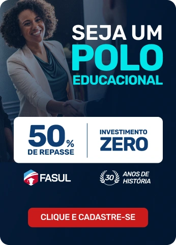 Mulher sorrindo ao apertar a mão de outra pessoa em campanha para abrir um polo educacional FASUL, com investimento zero e 50% de repasse